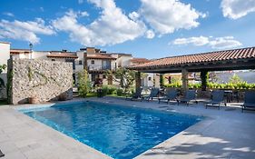 4Br Oasis With Pool & Gym At Nueva Escondida